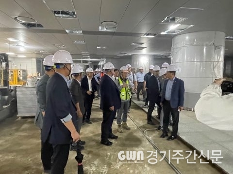  김경일 파주시장이 9월 12일 수도권광역급행철도(GTX) A노선의 차량기지와 운정중앙역 환승센터 현장을 방문해 차량기지와 수도권광역급행철도(GTX)-A 운정중앙역 환승센터 공사현황을 점검했다. / 사진=파주시