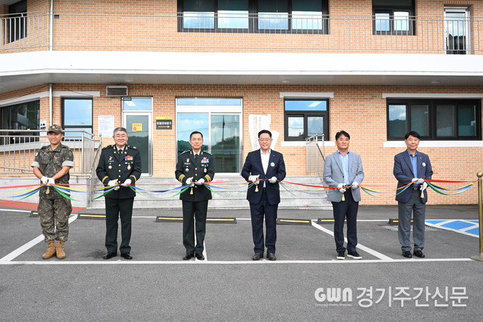  강수현 양주시장이 관내 봉양동에 소재한 5기갑여단(여단장 김병기)을 방문해 ‘군부대 통합민원안내실’ 준공식 및 ‘세계유산 홍보관’ 개소식에 참석하고 관·군의 긴밀한 상생협력을 약속했다. / 사진=양주시<br>