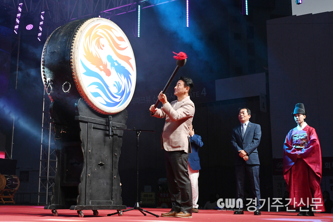  김동근 의정부시장이 ‘제39회 회룡문화제’에 참석해 축제 시작을 알리고 있다. / 사진=의정부시