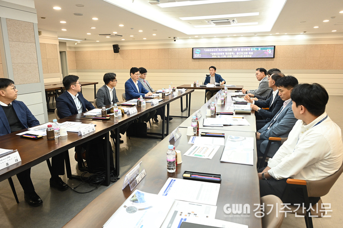  김동근 의정부시장이 10월 17일 시청 중회의실에서 ‘교통체계 개선 용역 중간보고회’를 진행하고 있다. / 사진=의정부시