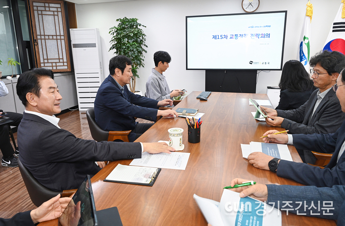  의정부시는 10월 18일 시장실에서 시장, 부시장, 교통국장, 관련 부서장 등 12명이 참석한 가운데 ‘제15차 교통정책 전략회의’를 개최했다. / 사진=의정부시<br>