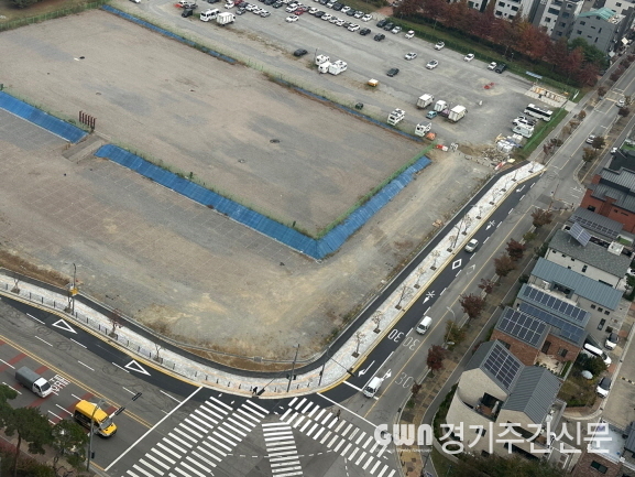  파주 산내마을 9단지(현대힐스테이트) 앞 삼거리 상습 교통정체구간에 가감속차로가 설치됨에 따라 출퇴근시간대 교통흐름이 개선될 전망이다. / 사진=파주시