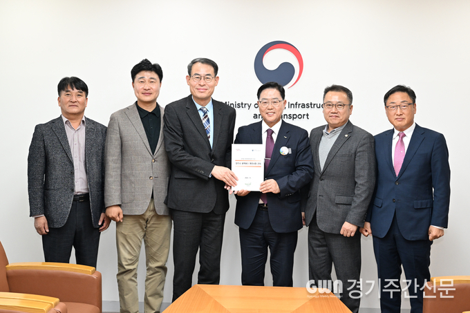  왼쪽부터 동달근 교통안전국장, 이영주 동의원, 강희업 대광위원장, 강수현 양주시장, 정현호 양주시의원, 안기영 국민의힘양주시당협위원장. / 사진=양주시