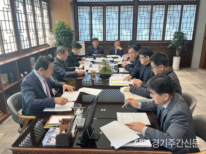  백영현 포천시장이 지난 8일 2025년도 예산안에 대한 부서장 보고 및 점검에 나섰다. / 사진=포천시