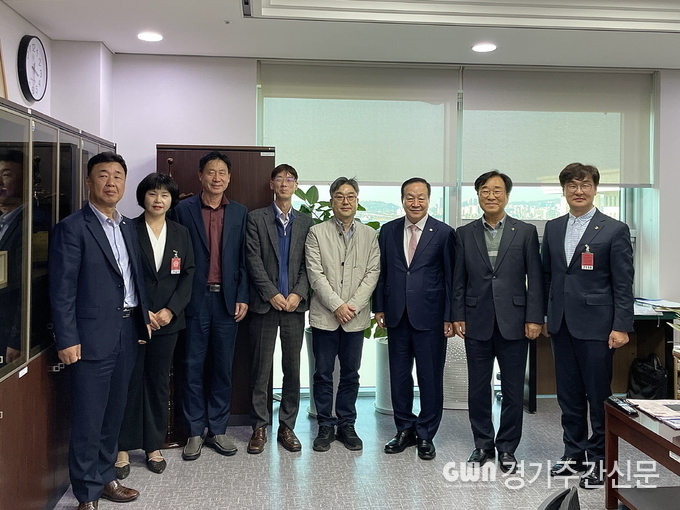  포천시는 지난 15일 국회의원 회관에서 포천-철원 고속도로의 예비타당성조사 반영을 위한 관계기관 간담회가 개최됐다고 전했다.<br>
간담회에는 한기호·김용태 국회의원, 국토교통부, 경기도, 강원도, 포천시, 철원군 등 주요 관계 기관이 참석해 사업의 적기 추진 방안을 논의했다. / 사진=포천시
