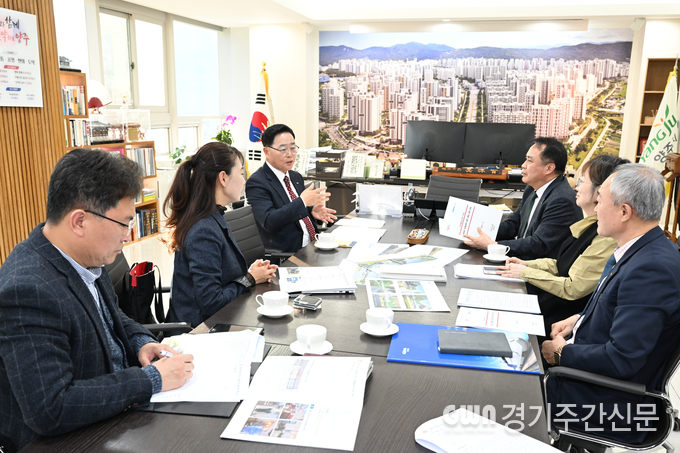  강수현 양주시장은 지난 18일 시청을 방문한 정정래 한국철도공사 부사장을 만나 교외선 재개통에 따른 활성화 방안을 논의하고 협조를 요청했다. / 사진=양주시<br>