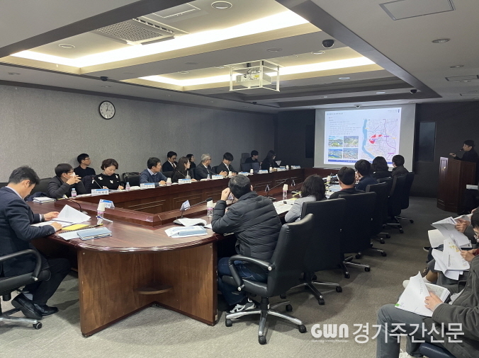  파주시는 지난 21일 지티엑스(GTX) 역세권을 공공과 민간이 어우러지는 명소로 조성하기 위해 ‘상생발전 민관합동 전담(TF)팀 실무회의’를 열고 한국토지주택공사가 선정한 지티엑스(GTX) 문화공원 설계공모 당선작의 구체적인 실현 방안을 논의했다. / 사진=파주시<br>