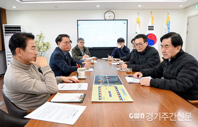  의정부시는 12월 18일 시장실에서 의정부경량전철㈜ 대표이사 등과 의정부경전철 운영 개선 방안을 위한 회의를 했다. / 사진=의정부시<br>