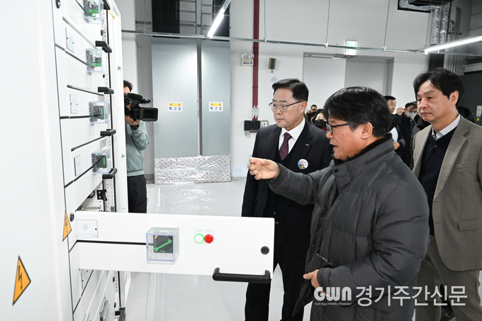  강수현 양주시장이 24일 오전 김정민 부시장, 관계 간부 공무원 등과 함께 ‘SK브로드밴드 데이터센터’ 현장을 방문하고 간부회의를 주재했다. / 사진=양주시
