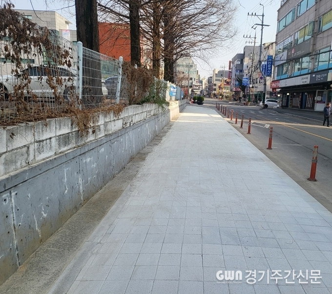  파주시는 안전하고 쾌적한 보행환경 조성을 위해 올해 사업비 23억 원을 들여 ‘보도 설치 사업’을 추진한다고 밝혔다. / 사진=파주시<br>