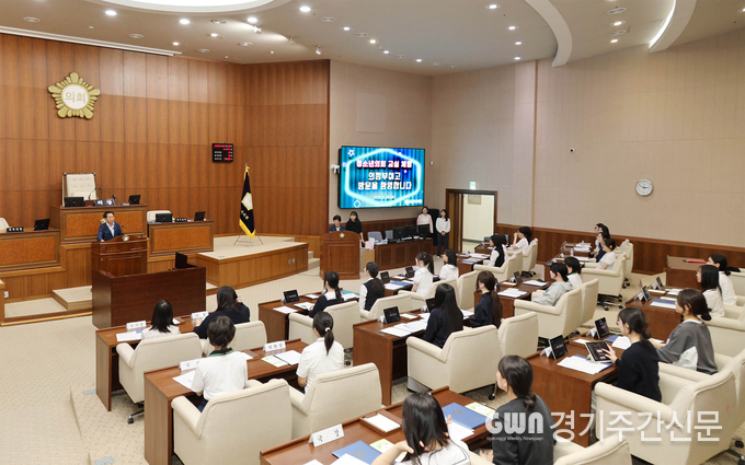  의정부시의회(의장 김연균)는 지난 5월 30일 청소년들이 일일 시의원 및 시 공무원이 되어 의사진행 과정을 직접 체험하는 ‘청소년 의회교실’을 개최했다. / 사진=의정부시의회 
