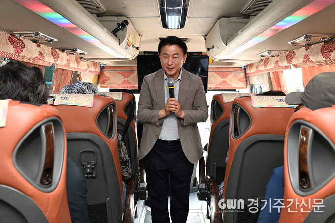  김동근 의정부시장이 6월 17일 노인일자리 참여 노인들에게 인사말을 하고 있다. / 사진=의정부시