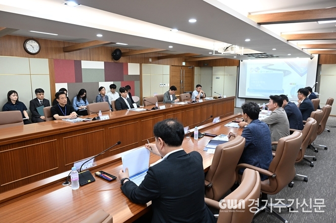  김동근 의정부시장이 6월 16일 시청 소회의실에서 ‘교통신호체계 및 교통혼잡지역 개선 사업’ 최종보고회를 진행하고 있다. / 사진=의정부시