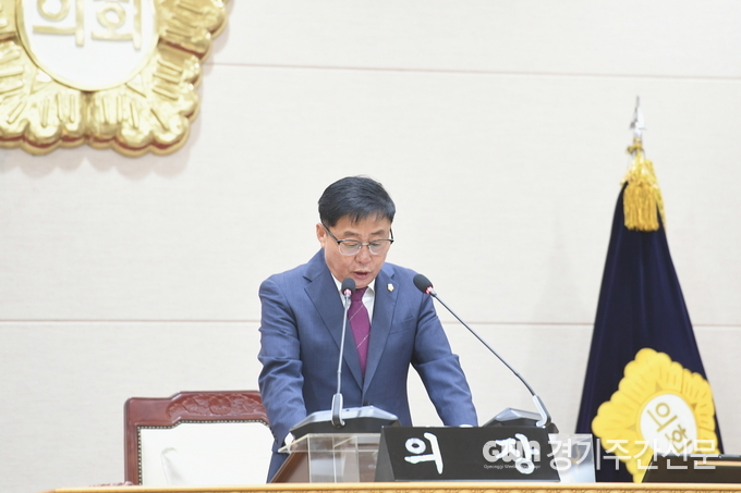  윤창철 의장이 제379회 임시회 제1차 본회의에서 ‘개발제한구역 내 농촌체류형 쉼터 허용 촉구 건의안’을 채택하고 있다. / 사진=양주시의회