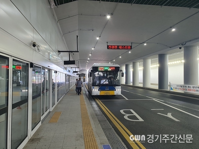  파주시는 운정중앙역 버스환승센터 내 버스 도착정보 정확도 향상을 위해 위치 확인 시스템(GPS) 안테나를 설치하고 수신 신호 보강에 나선다고 밝혔다. / 사진=파주시<br>