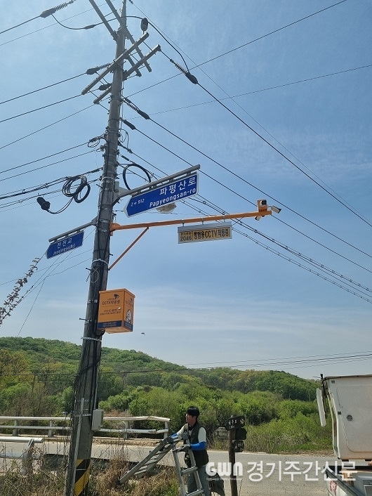 파주시는 민통선(민간인 출입통제선) 이북 지역의 영농활동과 연간 40만 명 이상이 방문하는 디엠지(DMZ) 평화 관광객들의 안전을 강화하기 위해, 진동면, 군내면 일대에 방범 폐쇄회로텔레비전(CCTV)을 추가 설치했다고 밝혔다. / 사진=파주시<br>