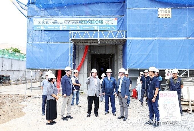  김경일 파주시장은 공공건축물 건립 현장을 방문해 공사 진행 상황 및 여름철 자연재난 대비와 공사장 안전관리 실태를 점검했다. / 사진=파주시