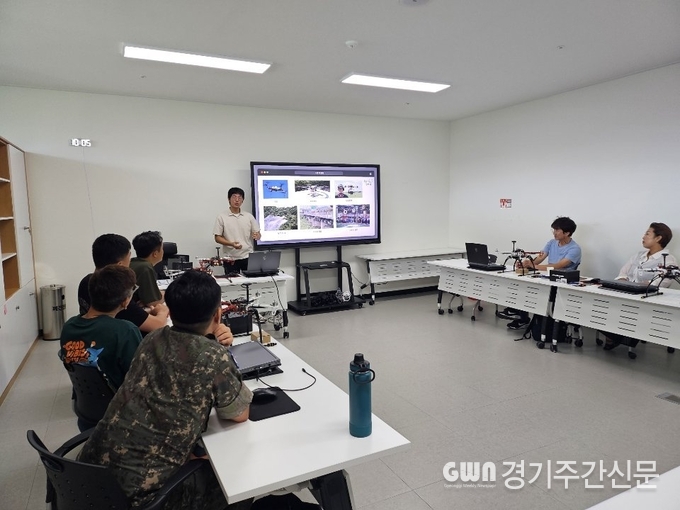  양주시는 지난 18일 ‘양주 드론봇인재교육센터’에서 ‘배송 드론 운용 인력 양성 교육’을 개강했다. 이번 교육은 오는 20일까지 3일간 총 20시간의 집중 과정으로 진행되며, 양주시 K-드론배송 사업의 안정적 운영과 기술 고도화를 위한 핵심 인재를 양성하는 것을 목표로 한다. / 사진=양주시
