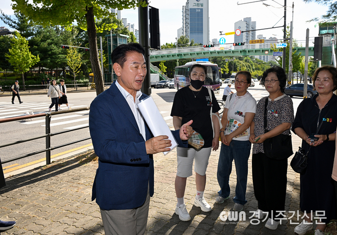  김동근 의정부시장이 9월 3일 금오육교(금오동 107-1 일원) 앞 횡단보도 설치 현장 점검한 뒤 주민들과 소통하고 있다.