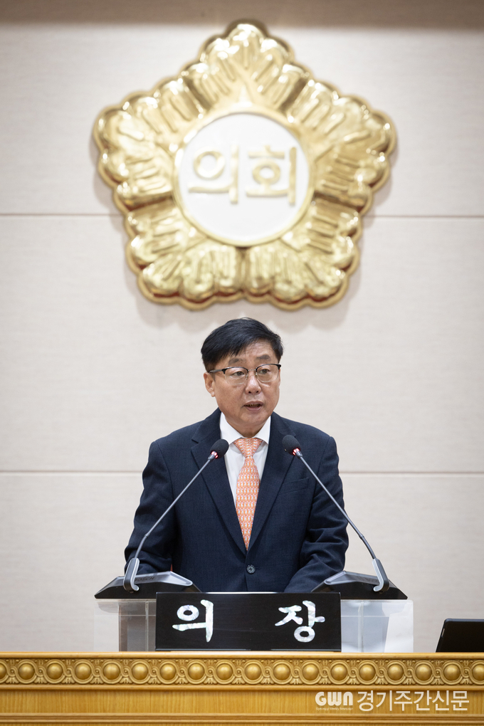 윤창철 의장이 제380회 임시회 제2차 본회의에서 ‘양주시 공공산후조리원 신축을 통한 경기북부 출산과 회복 인프라 확충 촉구 건의안’을 채택하고 있다. / 사진=양주시의회