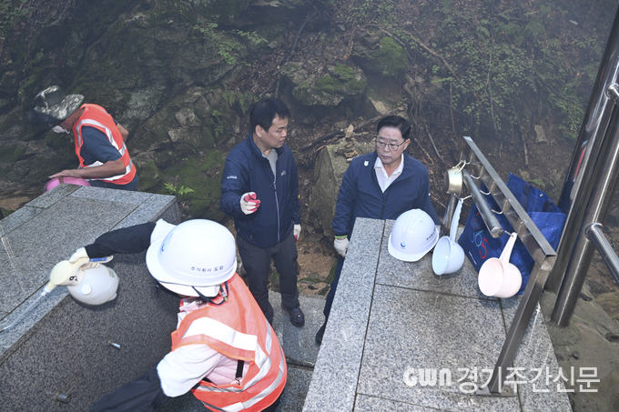  지난 9월 18일 회암사 약수터에서는 강수현 시장과 도시환경사업소장 등 관계자들이 참여해 낙엽과 쓰레기 등 오염원을 제거하고 취수구 소독·방역 및 주변 시설 점검을 실시했다. / 사진=양주시