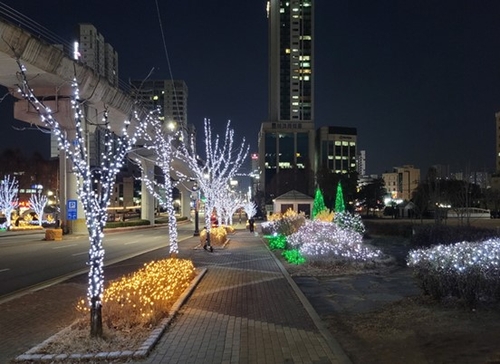  의정부시가 시청 앞 잔디광장에 '아름다운 산책 별빛로(路)'라는 주제로 공원, 보행로, 광장을 잇는 시민 소통 플랫폼 '별빛정원'을 조성해 시민들에게 희망과 빛을 선사한다. / 사진= 의정부시