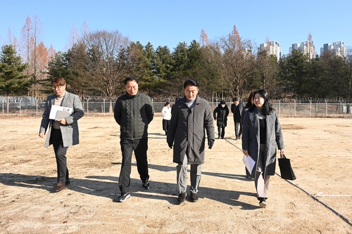 의정부시가 군부대 부지를 활용해 고질적인 대형차량 주차난을 해소하고 있다. / 사진=의정부시