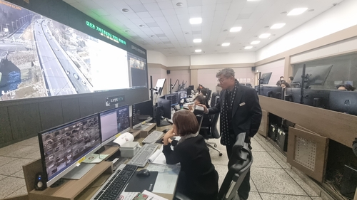  김포시는 지난 1월 7일 도시안전정보센터를 방문해 현장을 살피며 본격적인 '미래로 통(通)하는 스마트도시 김포 만들기'에 나섰다. / 사진=김포시